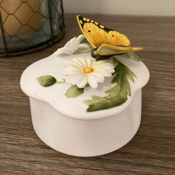 Otagiri Japan Vintage  Bisque Butterfly Daisy Trinket Box - Picture 1 of 9